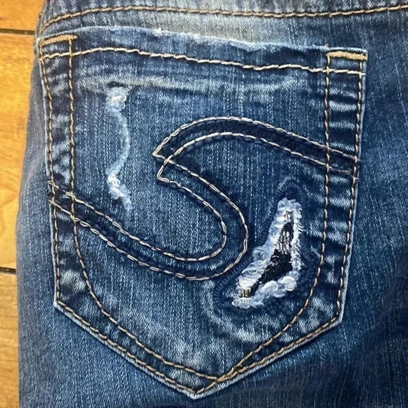 Stylish Blue Distressed Women Jeans - Picture 6 of 7